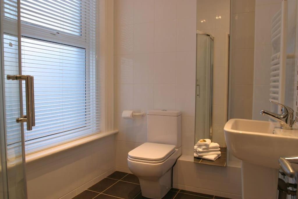 Comfy Big 7 Bedroom Townhouse Гаррогейт Екстер'єр фото